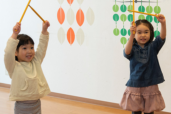 音楽に合わせて動物や乗り物をイメージして表現する